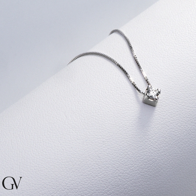 Collier pendentif solitaire en or blanc 18k avec diamant 0.10 ct