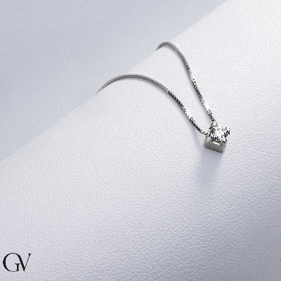 Collier pendentif solitaire en or blanc 18k avec diamant 0.10 ct