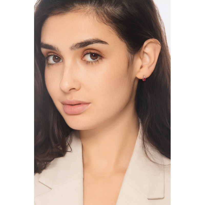 Puces en or blanc 18k avec rubis taille ovale et diamants