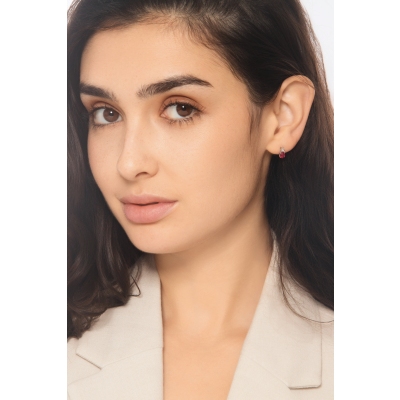 Puces en or blanc 18k avec rubis taille ovale et diamants