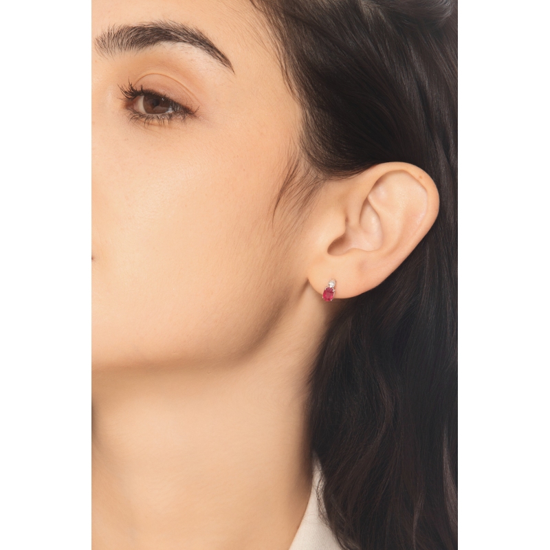Puces en or blanc 18k avec rubis taille ovale et diamants