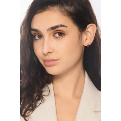 Boucles d’oreilles puces en or blanc 750 avec rubis ovales et diamants