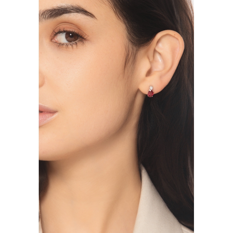 Boucles d’oreilles puces en or blanc 750 avec rubis ovales et diamants