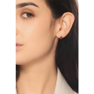 Boucles d’oreilles puces en or blanc 750 avec rubis ovales et diamants