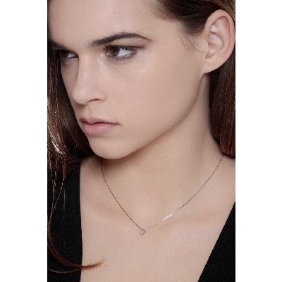 Collier pendentif solitaire en or blanc 18k avec diamant 0.10 ct