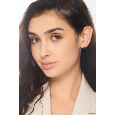 Puces en or blanc 18k avec diamants et saphirs bleus