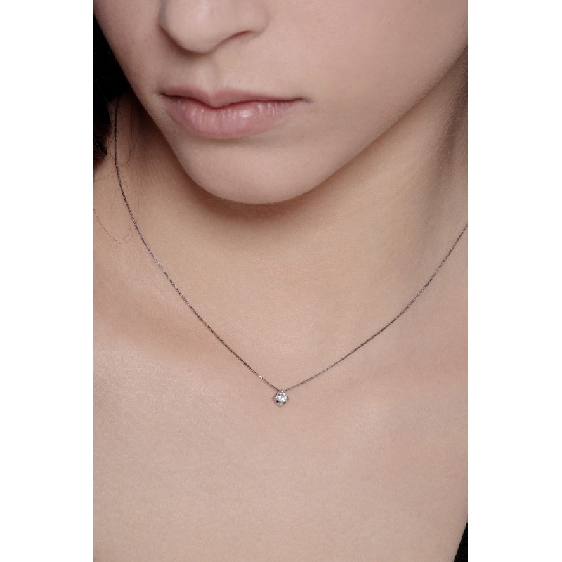 Collier pendentif solitaire en or blanc 18k avec diamant 0.10 ct