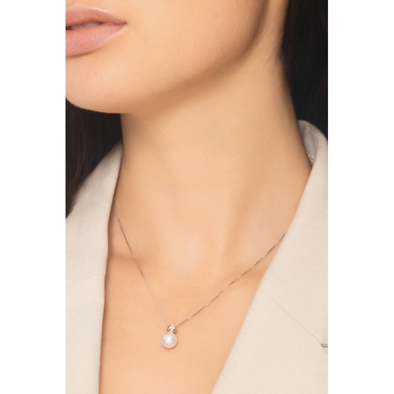 Collier en or blanc 18k avec perle naturelle et diamant brillant