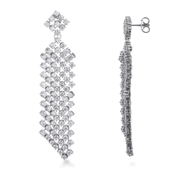 Boucles d’oreilles pendantes en or blanc 18k serties de diamants