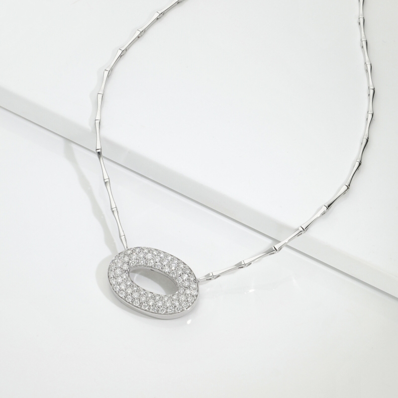 Collier avec pendentif ovale pavé en or blanc et diamants