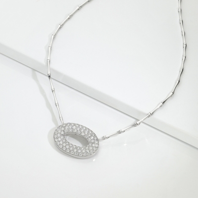 Collier avec pendentif ovale pavé en or blanc et diamants