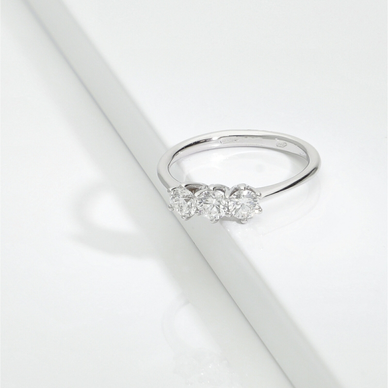 Bague trilogy linéaire en or blanc avec diamants