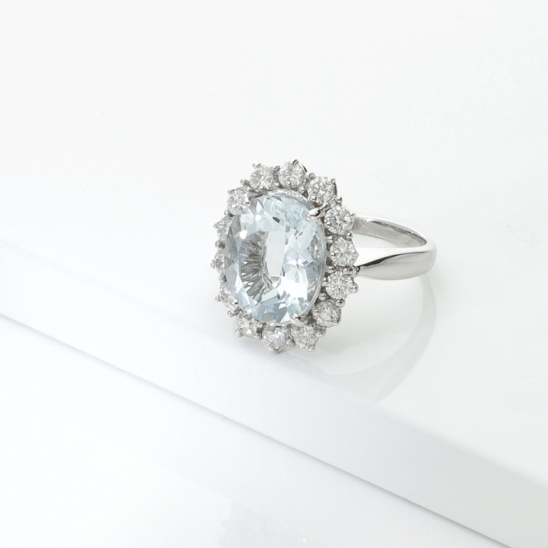 Bague contournée or 18k avec aigue-marine ovale et 14 diamants