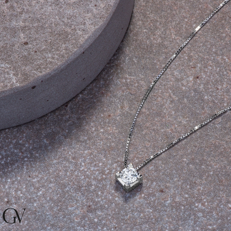 Collier pendentif solitaire or blanc 18k avec diamant 0.50 ct