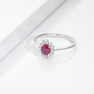 Bague en or blanc 18k avec rubis 5x4 mm et diamants