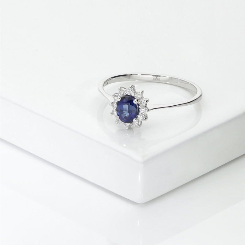 Bague en or blanc 18k avec saphir blue et diamants