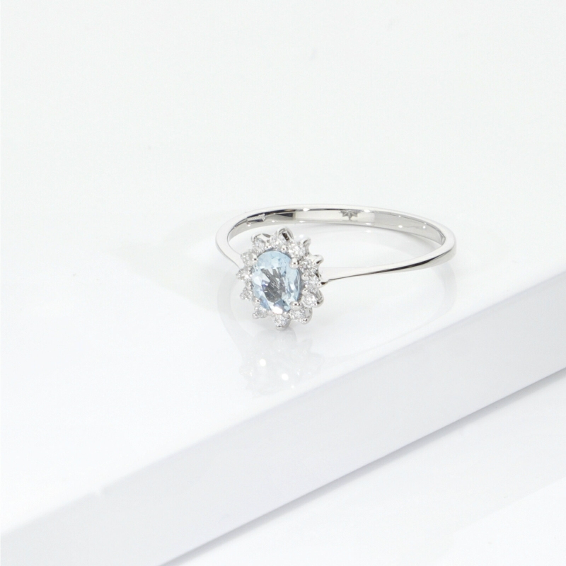 Bague en or blanc 18k avec aigue-marine 5x4 mm et diamants