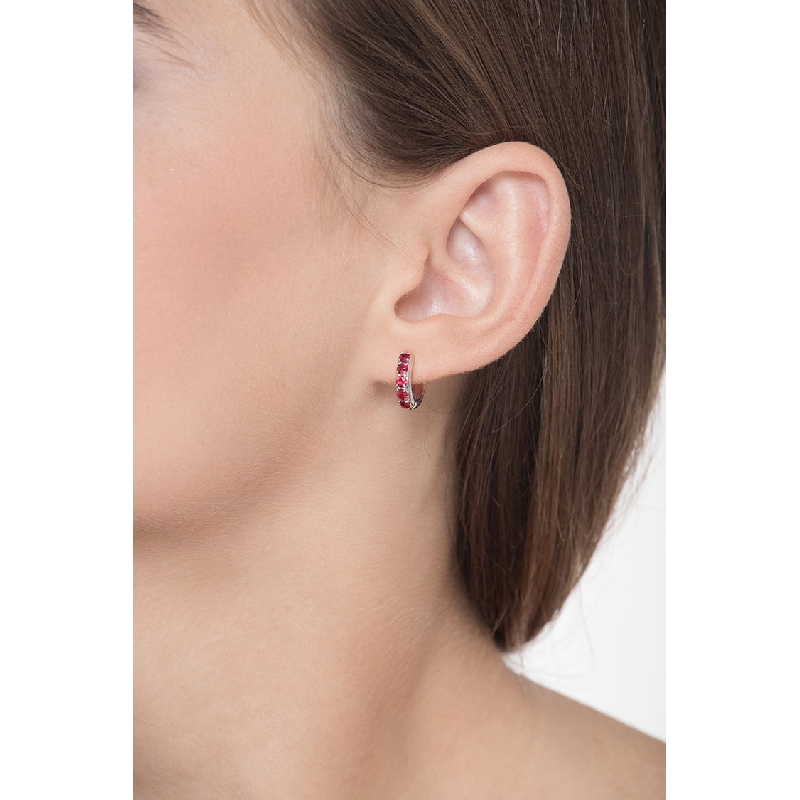 Boucles d'oreilles créoles en or blanc 18k avec rubis