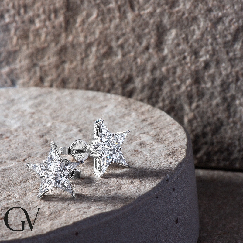 Boucles d'oreilles en or blanc 18K avec diamants étoile