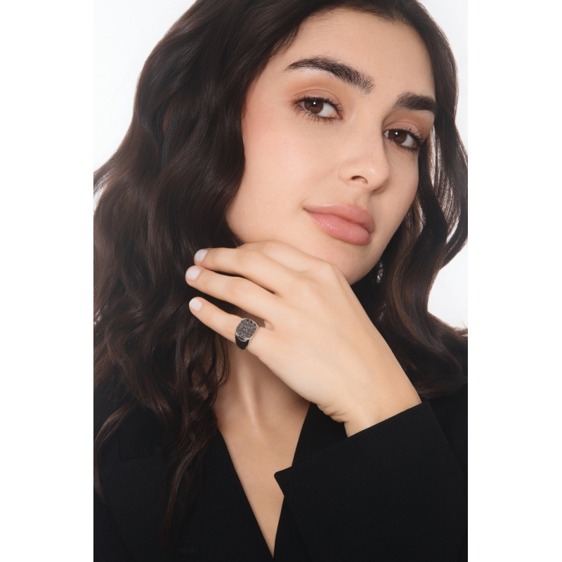 Bague chevalier en or blanc 18k avec pavé carré de diamants noirs