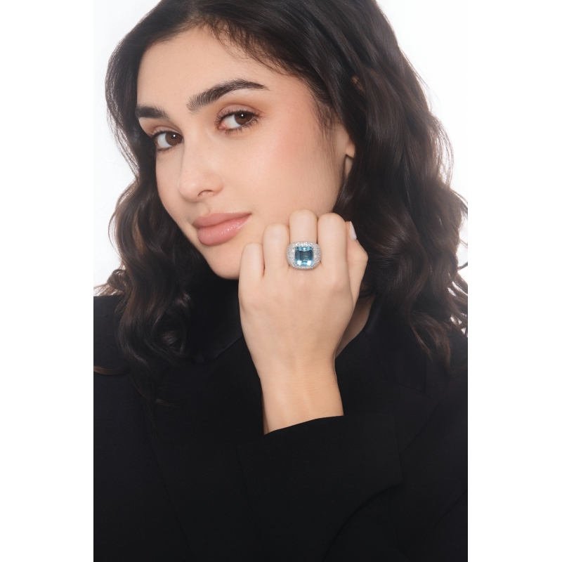 Bague en or blanc 18k avec aigue-marine et diamants