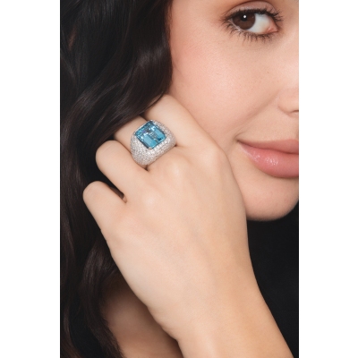 Bague en or blanc 18k avec aigue-marine et diamants