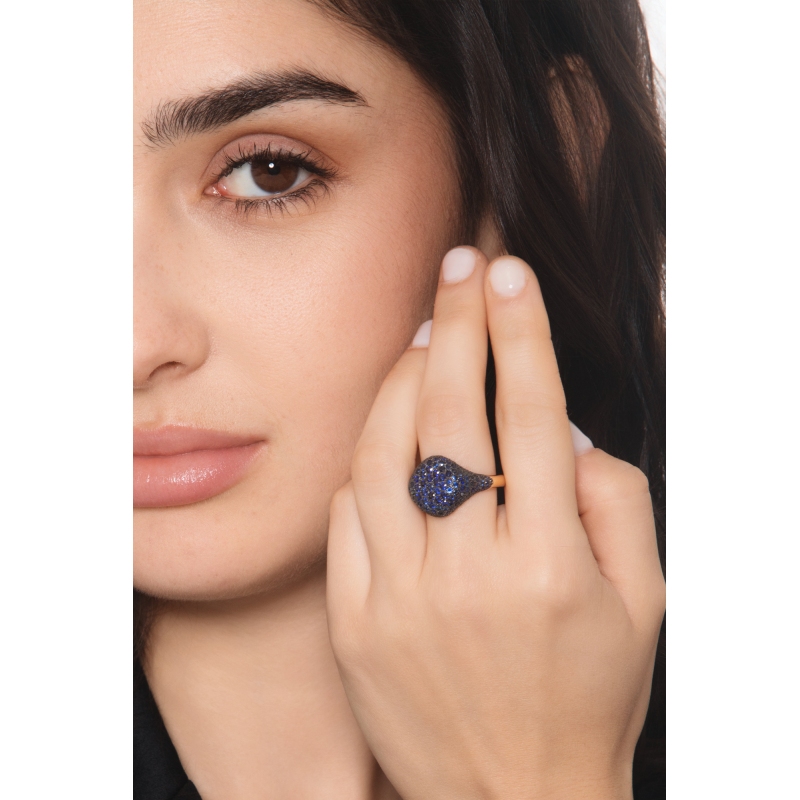 Bague chevalière en or rose 18k avec pavé de saphirs bleus