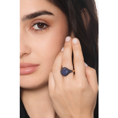 Bague chevalière en or rose 18k avec pavé de saphirs bleus