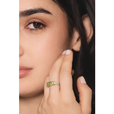 Bague en or blanc 18k avec diamant et 5 péridots