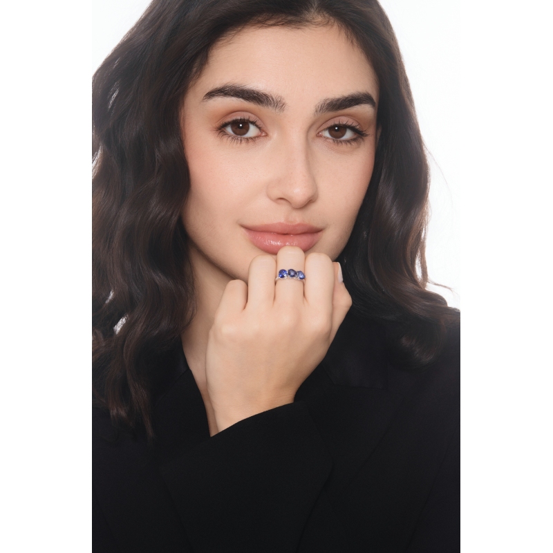 Bague en or blanc 18k avec saphir bleu