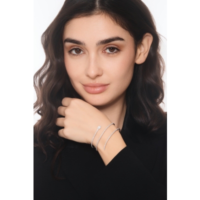 Bracelet ressort en or 18k avec un diamant taille poire et brillants