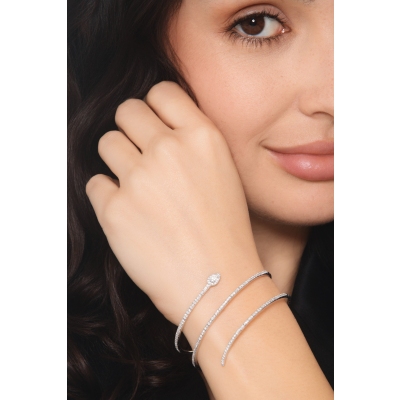 Bracelet ressort en or 18k avec un diamant taille poire et brillants