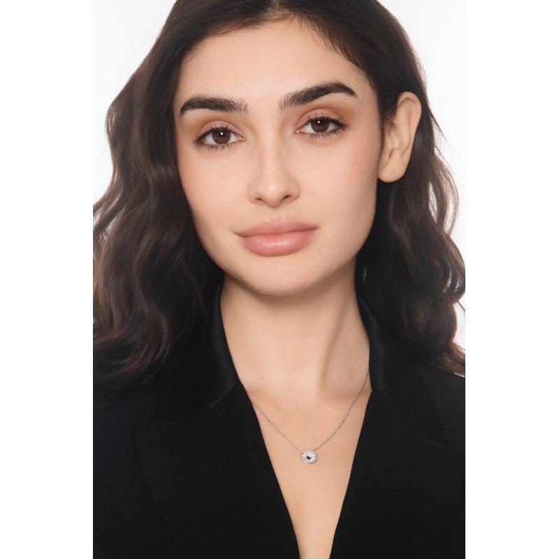 Collier avec pendentif pavé ovale en or blanc, saphir et diamants