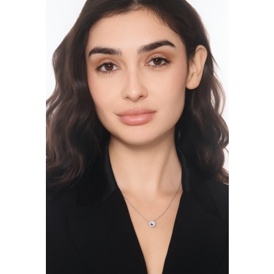 Collier avec pendentif pavé ovale en or blanc, saphir et diamants