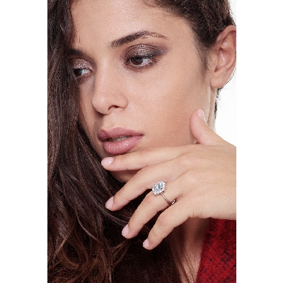 Bague halo en or blanc 18k avec aigue-marine et diamants