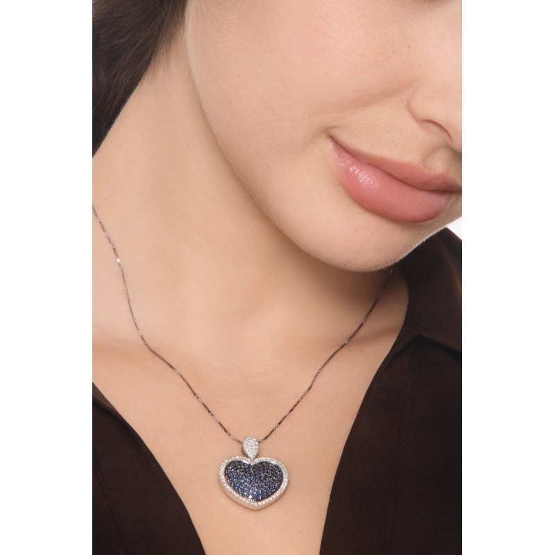 Collier avec pendentif cœur en or blanc 18k et saphirs bleus