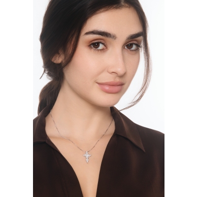 Collier en or blanc avec croix en diamants