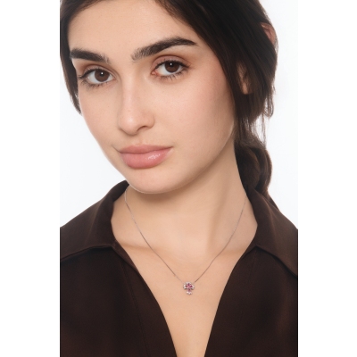 Collier en or blanc 18k avec croix en rubis et diamants