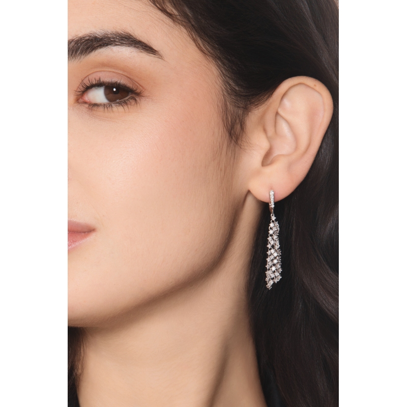 Boucles d’oreilles pendantes en or blanc 18k avec diamants en tissu