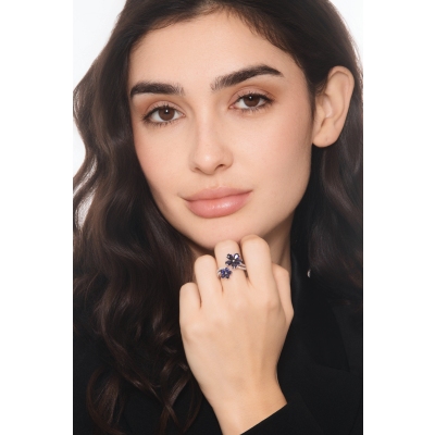 Bague ouverte en or blanc avec double fleur, saphirs et diamants