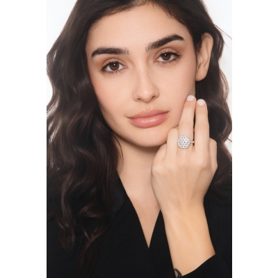 Bague ronde en or blanc 750 avec diamants