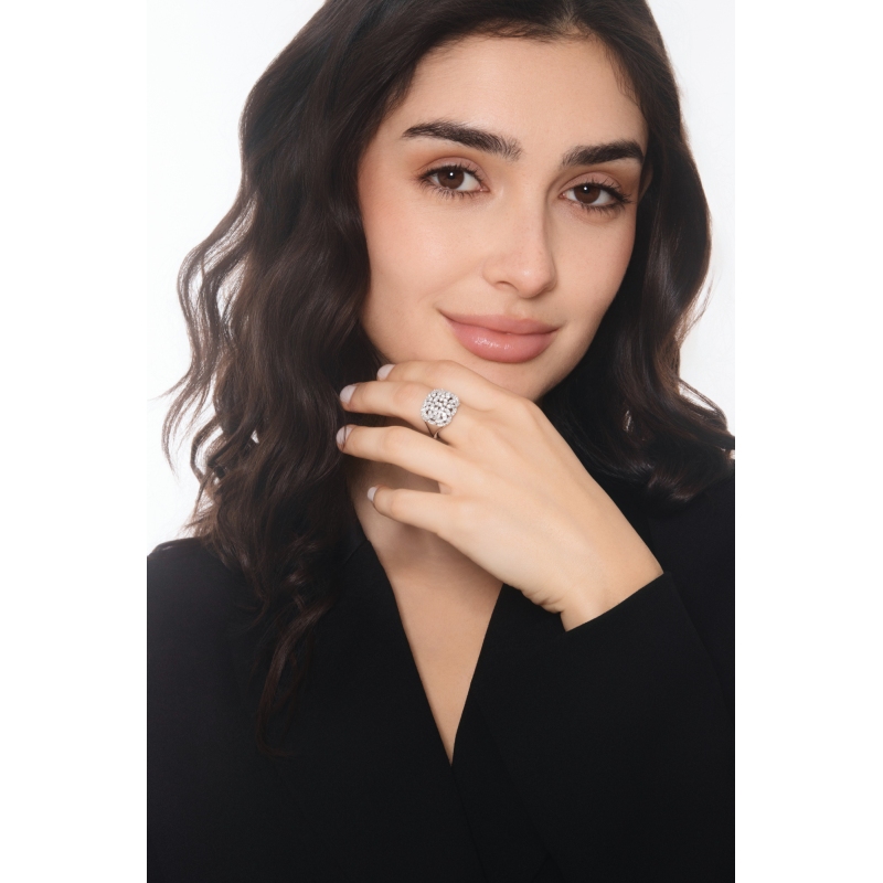 Bague en or blanc avec diamants en design fausses navettes