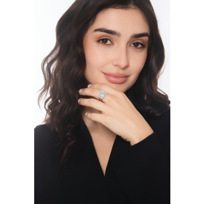 Bague en or blanc avec diamants en design fausses navettes