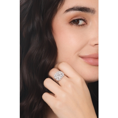 Bague en or blanc avec diamants en design fausses navettes