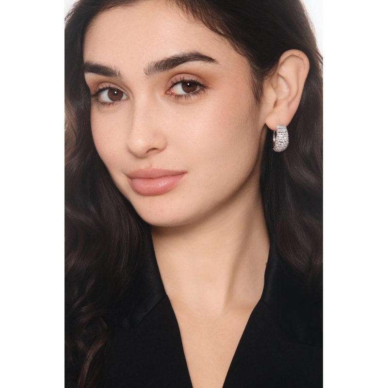Boucles d’oreilles design en or blanc 750 avec diamants 