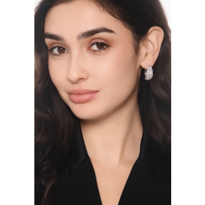 Boucles d’oreilles design en or blanc 750 avec diamants 