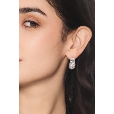 Boucles d’oreilles design en or blanc 750 avec diamants 