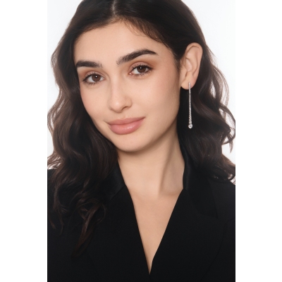 Boucles d’oreilles pendantes en or blanc 750 avec diamants