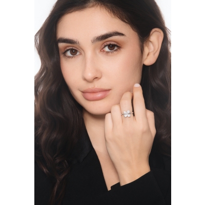 Bague fleur en or blanc avec diamants