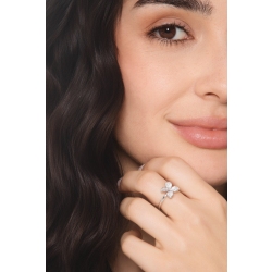 Bague fleur en or blanc avec diamants 2